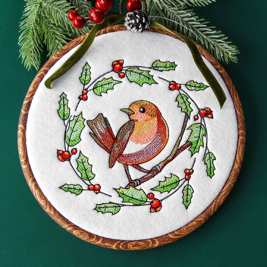 European Robin & Holly Wreath - Image 9